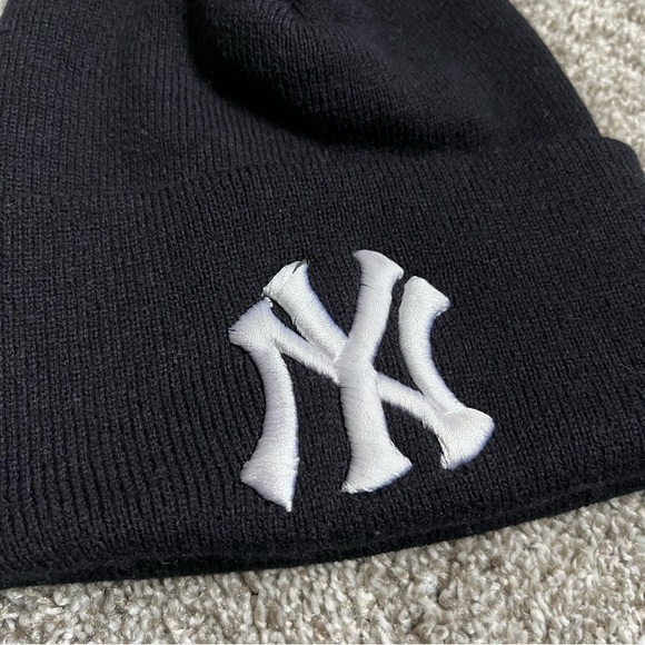 New York Yankees Beanie OS - Picture 2 of 3